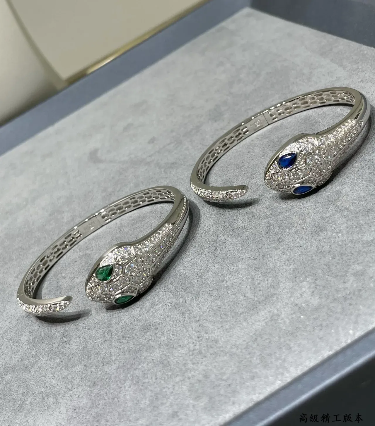 Bvlgari Serpenti Bracelet tête de serpent avec diamants et saphirs 5