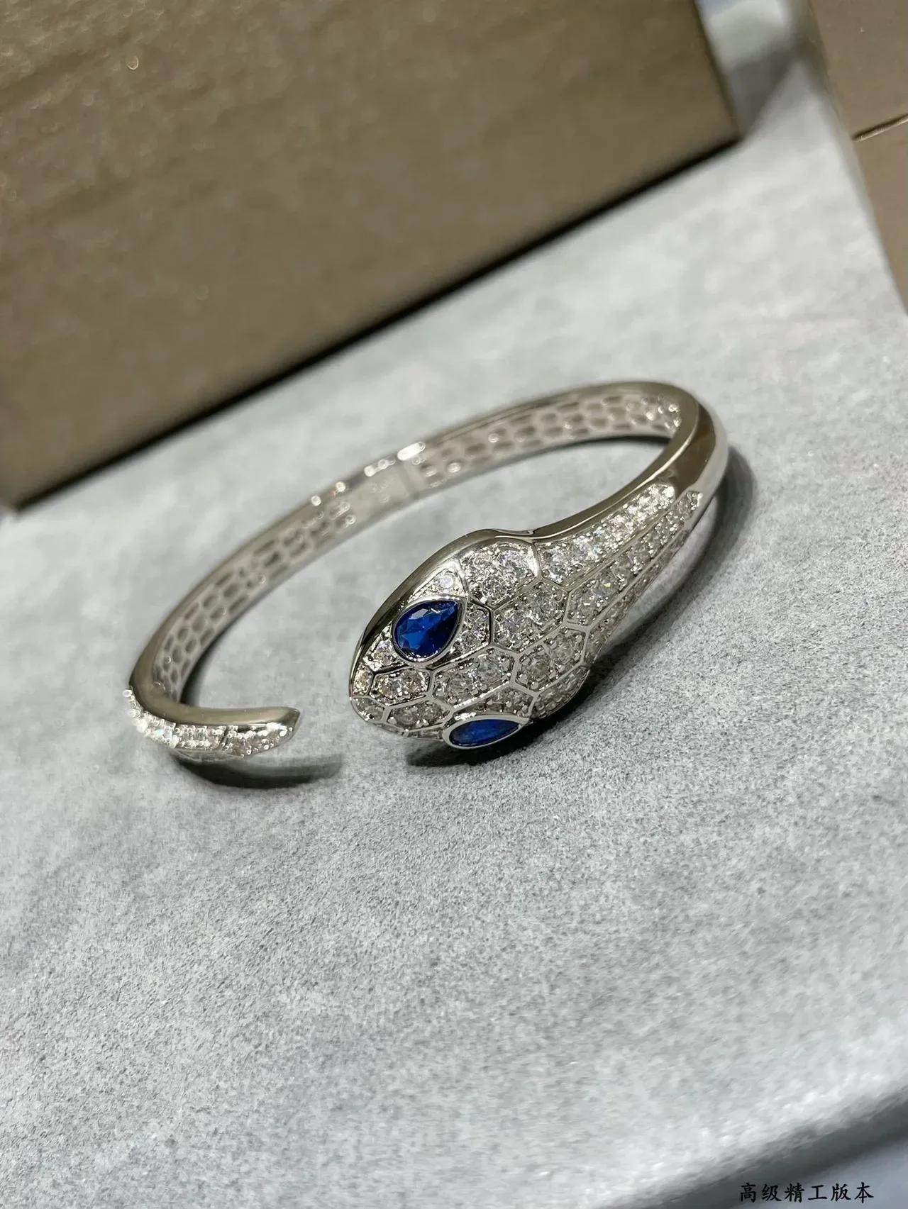 Bvlgari Serpenti Bracelet tête de serpent avec diamants et saphirs 6