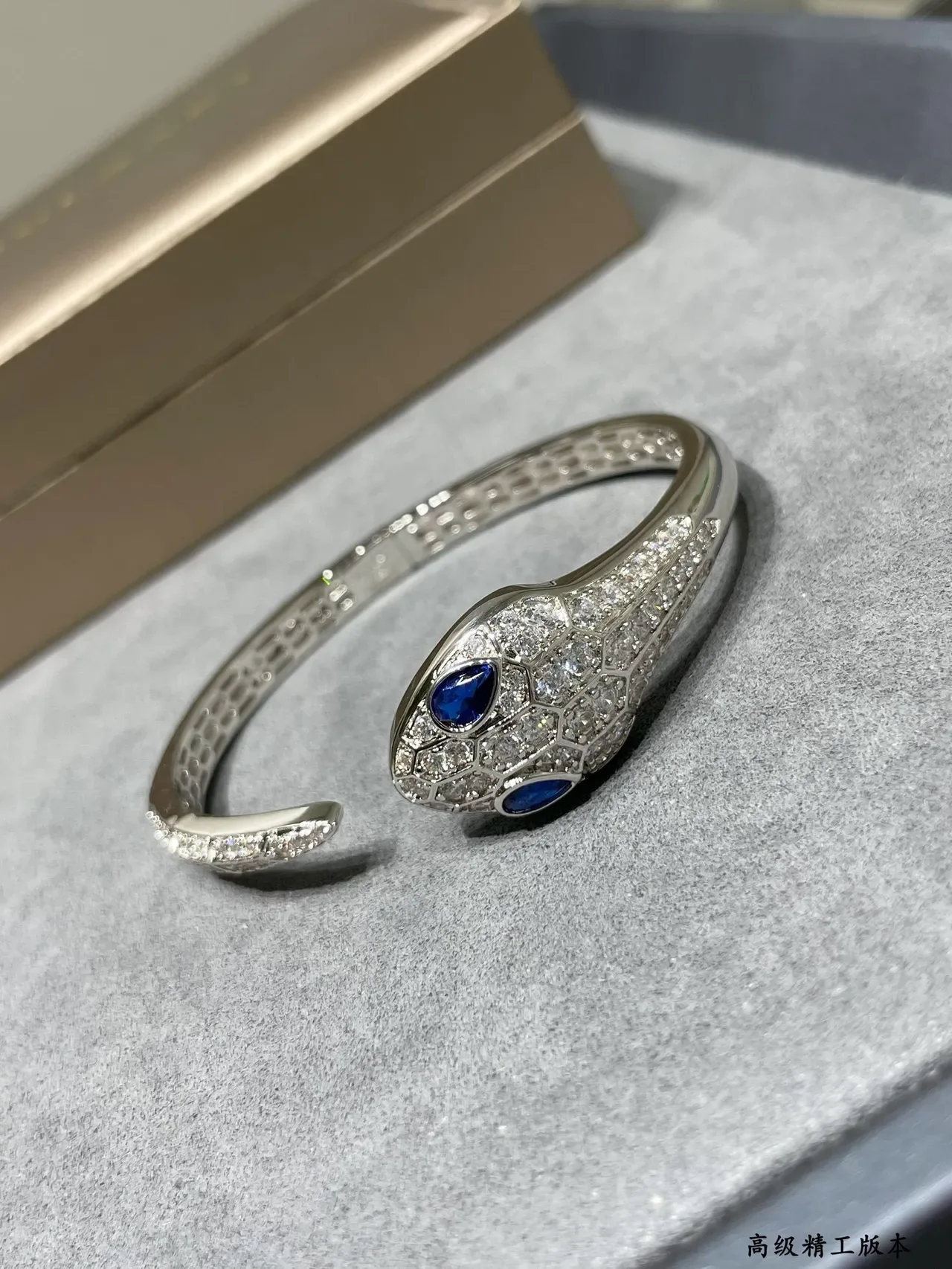 Bvlgari Serpenti Bracelet tête de serpent avec diamants et saphirs 7