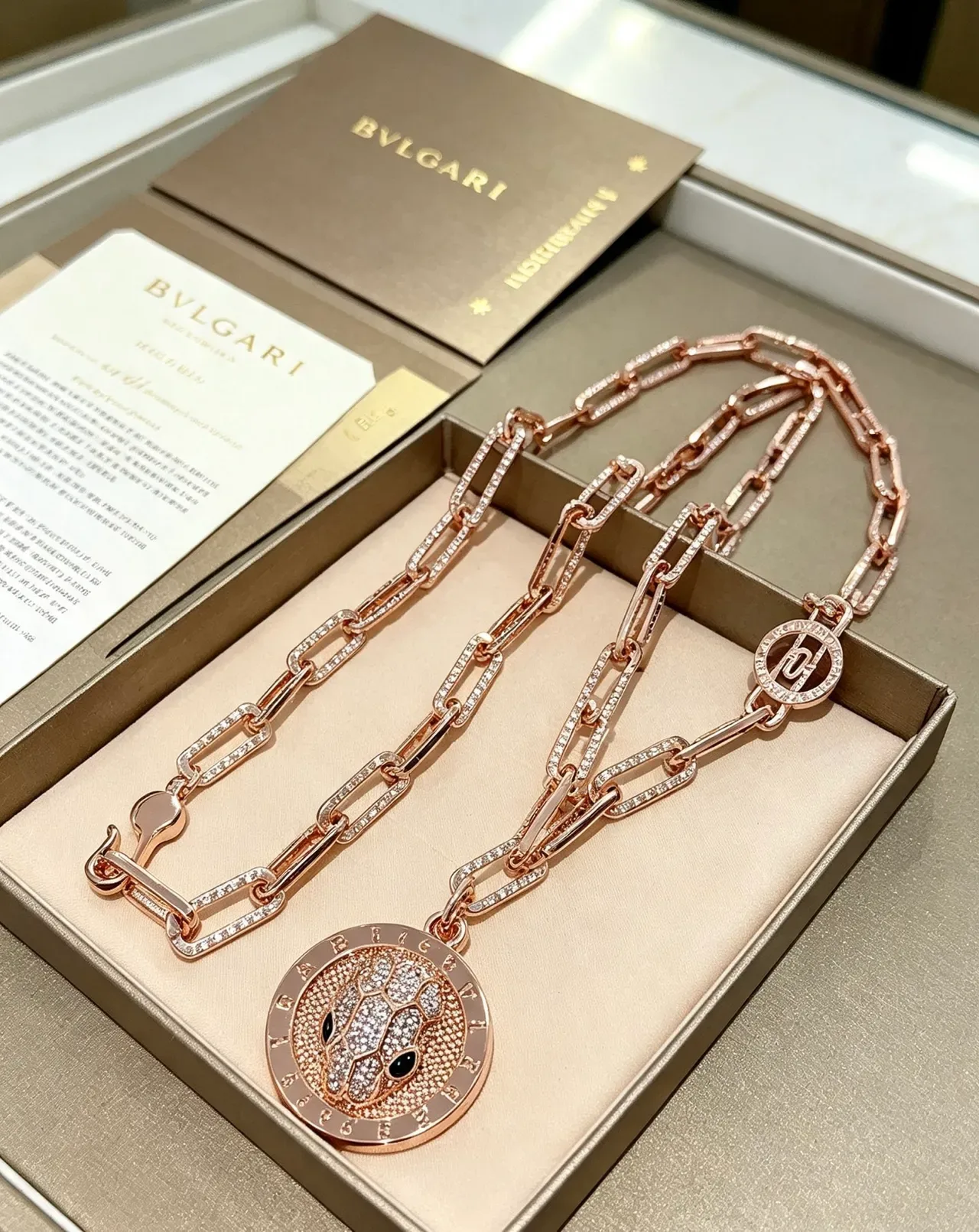 Bvlgari Serpenti Collar de Cabeza de Serpiente de Oro Rosa con Diamantes Incrustados 2