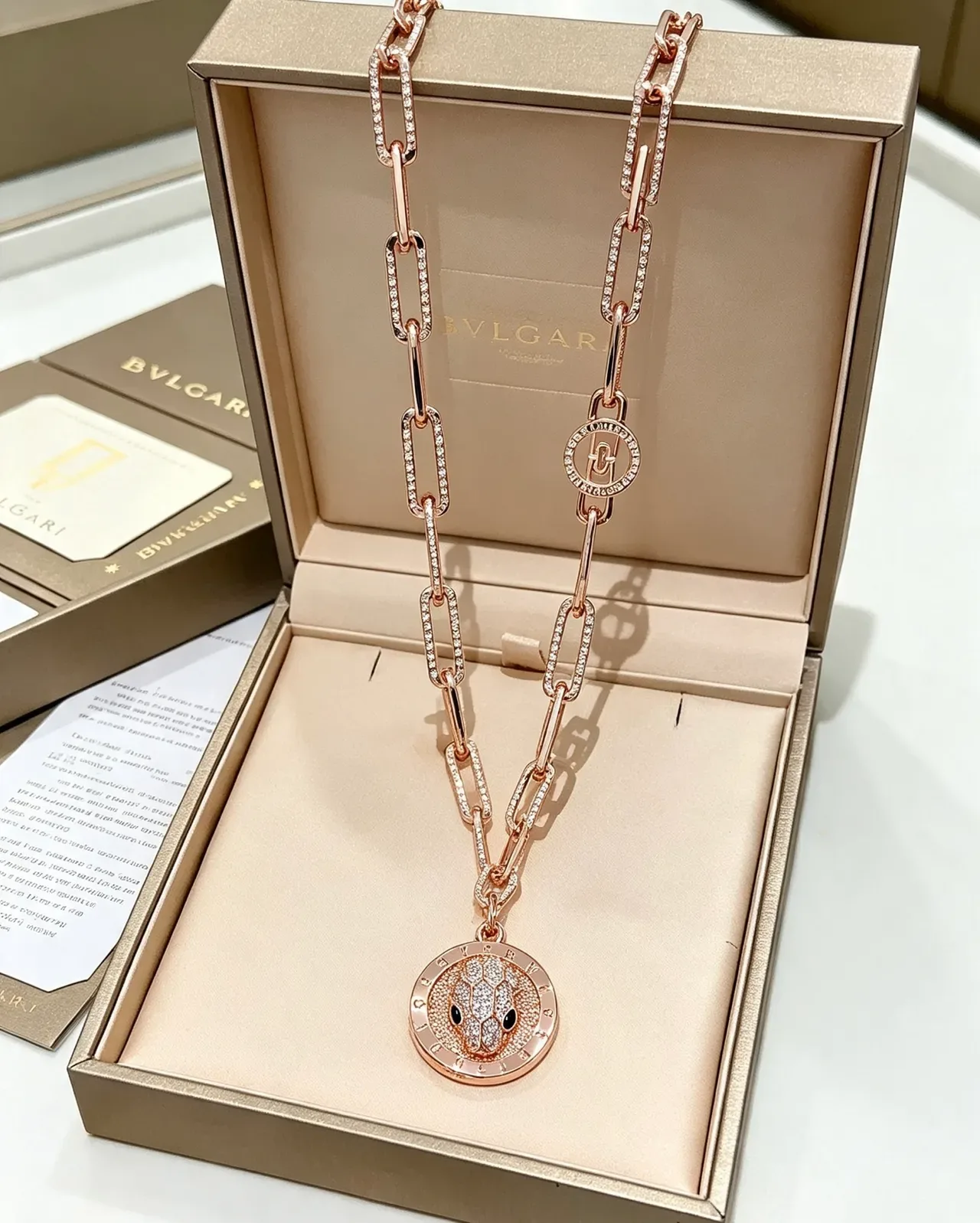 Bvlgari Serpenti Collar de Cabeza de Serpiente de Oro Rosa con Diamantes Incrustados 4
