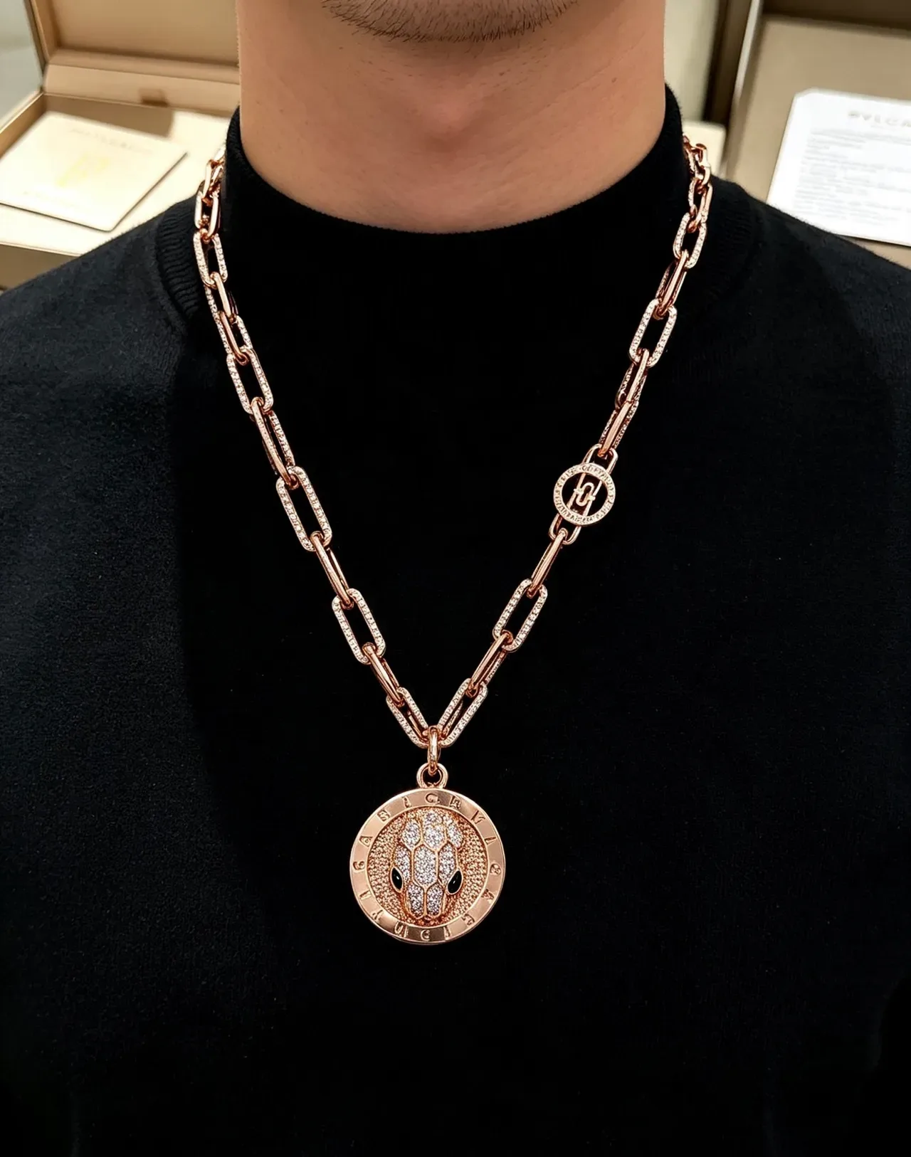 Bvlgari Serpenti Collar de Cabeza de Serpiente de Oro Rosa con Diamantes Incrustados 5