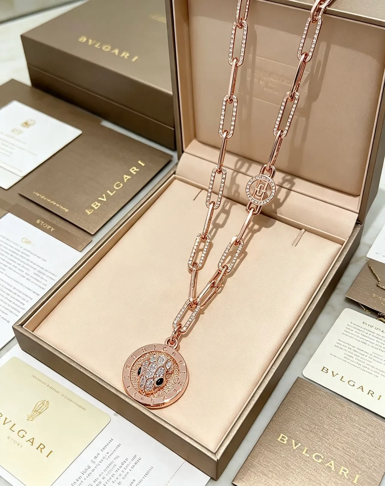 Bvlgari Serpenti Collar de Cabeza de Serpiente de Oro Rosa con Diamantes Incrustados 6