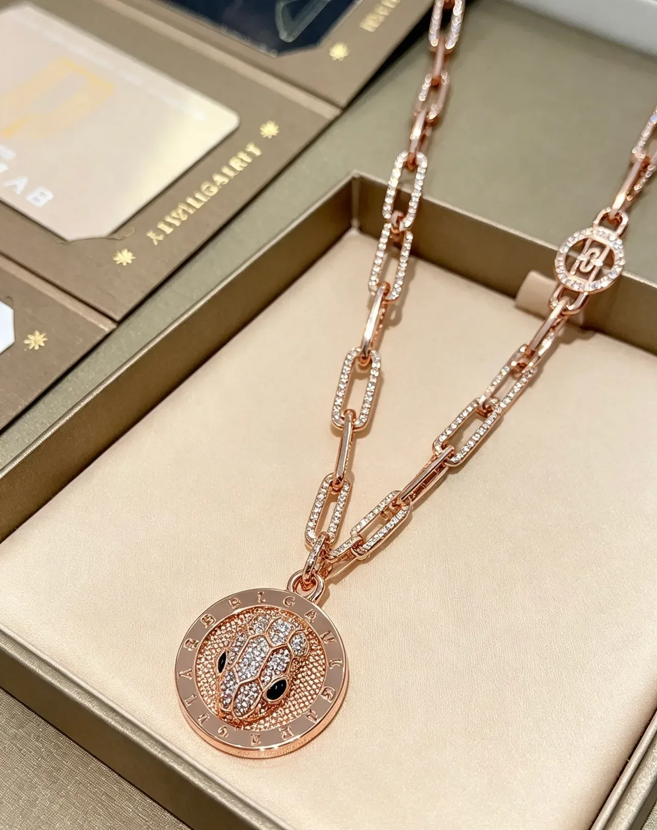 Bvlgari Serpenti Collar de Cabeza de Serpiente de Oro Rosa con Diamantes Incrustados 7