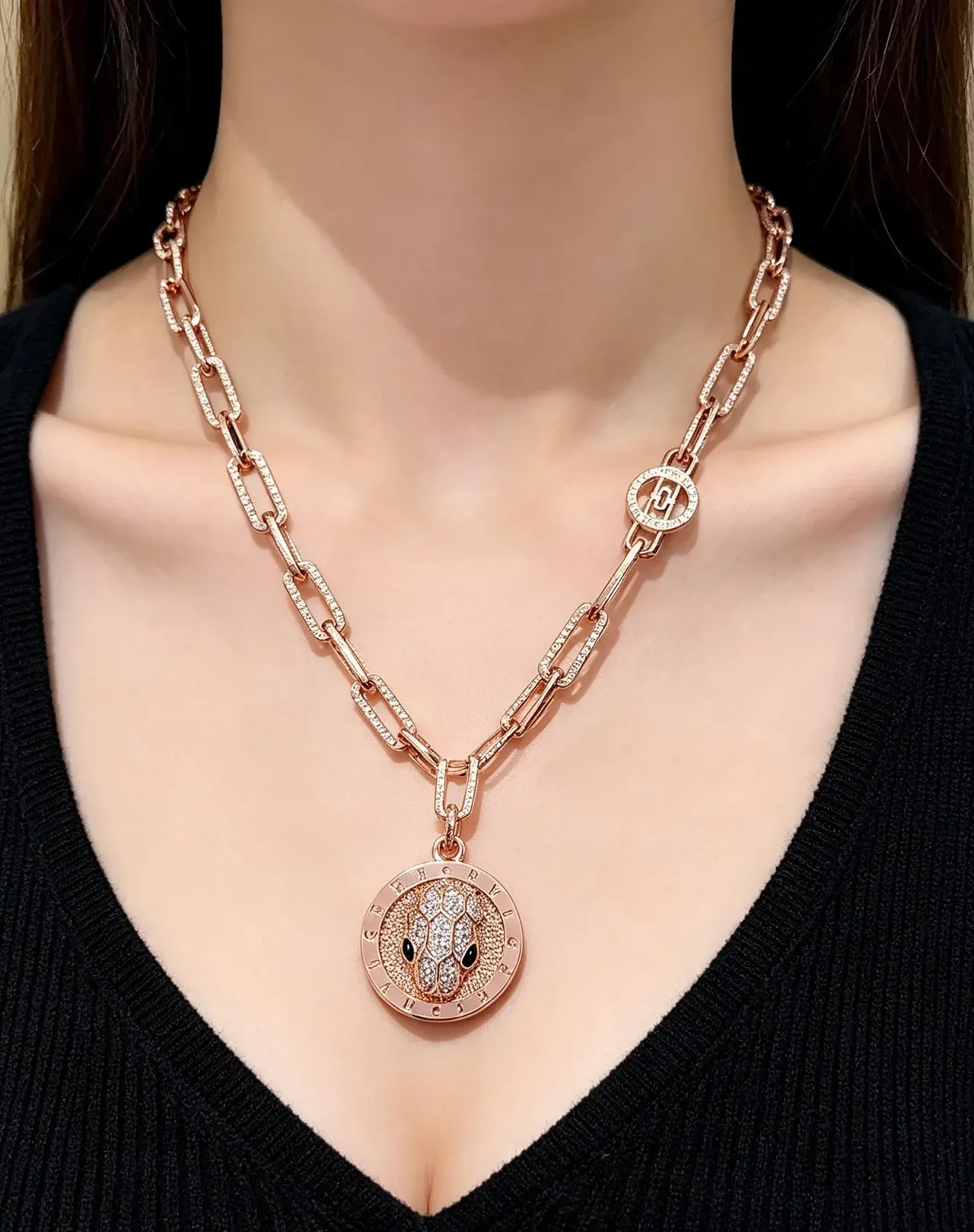 Bvlgari Serpenti Collar de Cabeza de Serpiente de Oro Rosa con Diamantes Incrustados 8