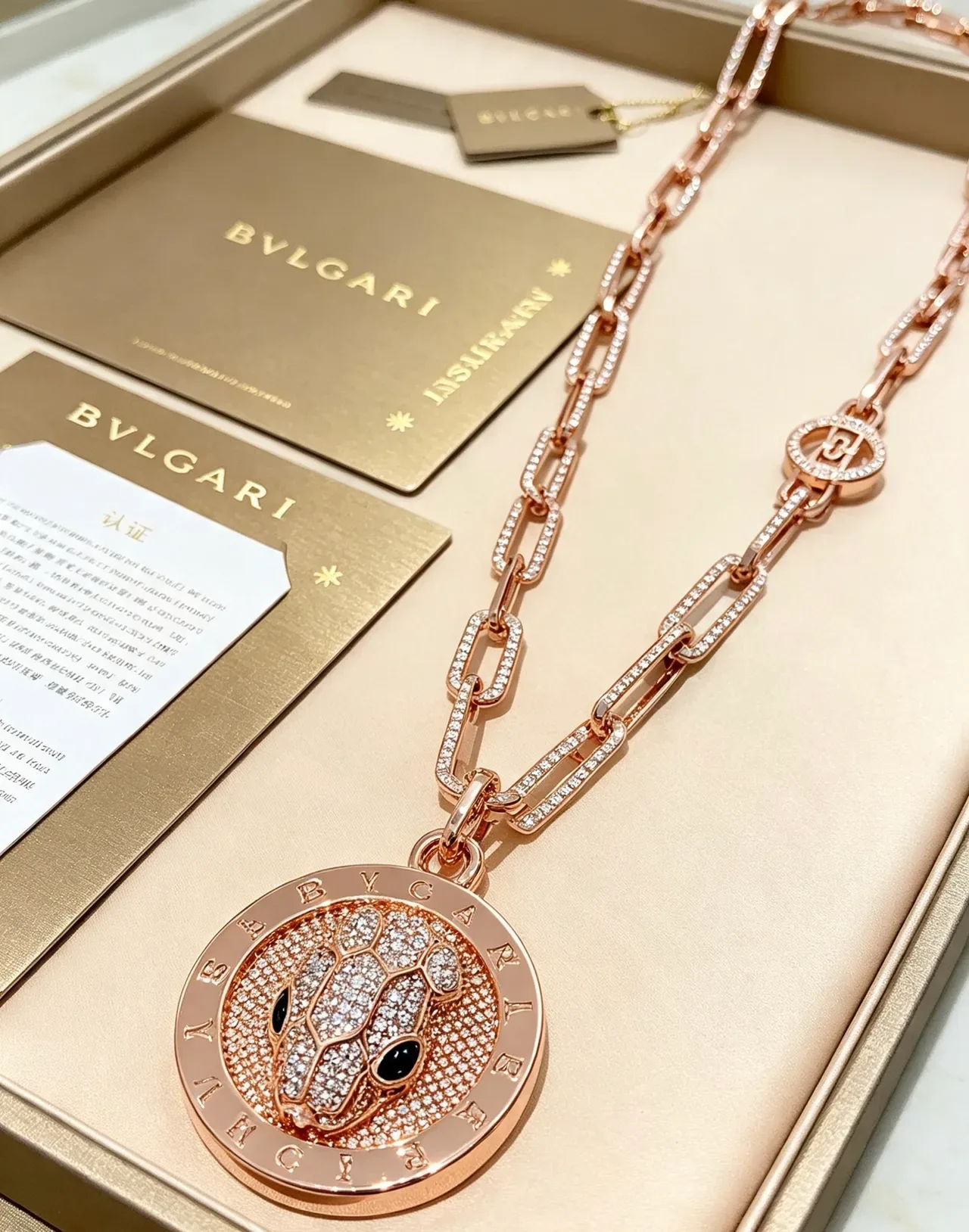 Bvlgari Serpenti Collar de Cabeza de Serpiente de Oro Rosa con Diamantes Incrustados 9