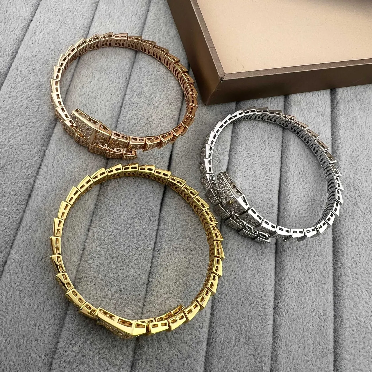 Bvlgari Serpenti 黄金银色蛇形铰接手链 4