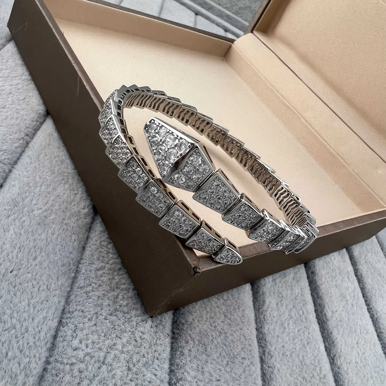 Bvlgari Serpenti 黄金银色蛇形铰接手链 5