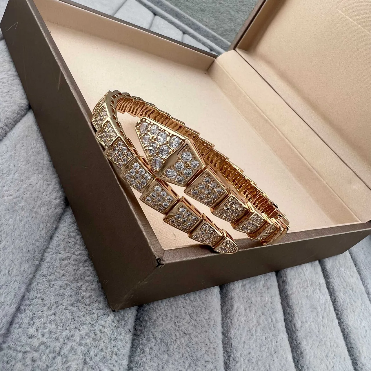 Bvlgari Serpenti 黄金银色蛇形铰接手链 7