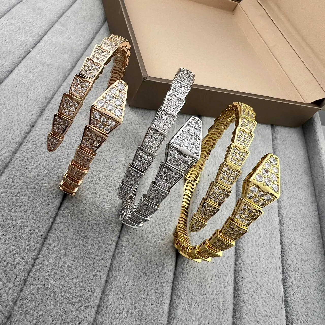 Bvlgari Serpenti 黄金银色蛇形铰接手链 8