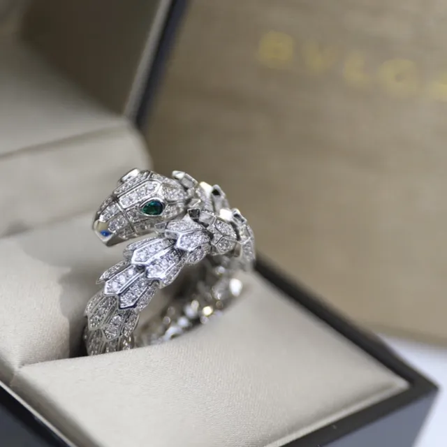 Bvlgari Serpenti Pavé 钻石和祖母绿眼睛戒指 2