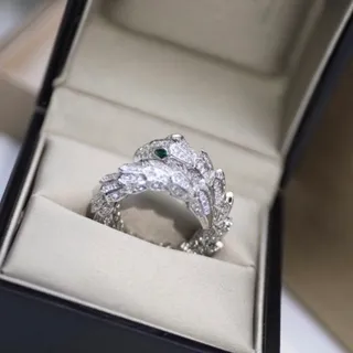 Bvlgari Serpenti Pavé 钻石和祖母绿眼睛戒指 3