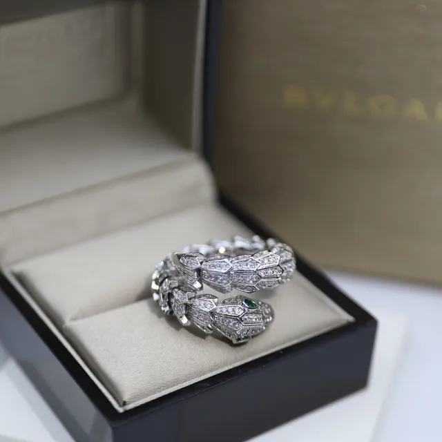 Bvlgari Serpenti Pavé 钻石和祖母绿眼睛戒指 4