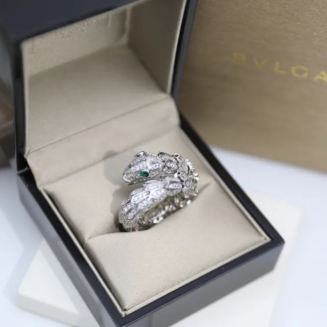 Bvlgari Serpenti Pavé 钻石和祖母绿眼睛戒指 5