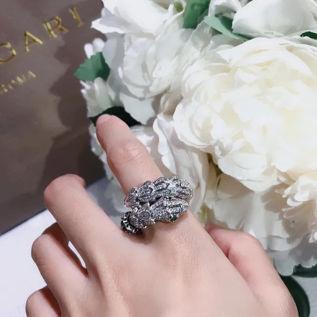 Bvlgari Serpenti Pavé 钻石和祖母绿眼睛戒指 6