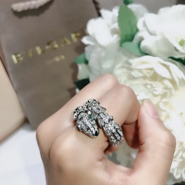 Bvlgari Serpenti Pavé 钻石和祖母绿眼睛戒指 7