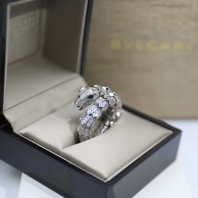 Bvlgari Serpenti Pavé 钻石和祖母绿眼睛戒指 8