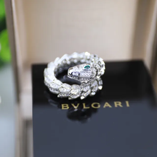 Bvlgari Serpenti Pavé 钻石和祖母绿眼睛戒指 9