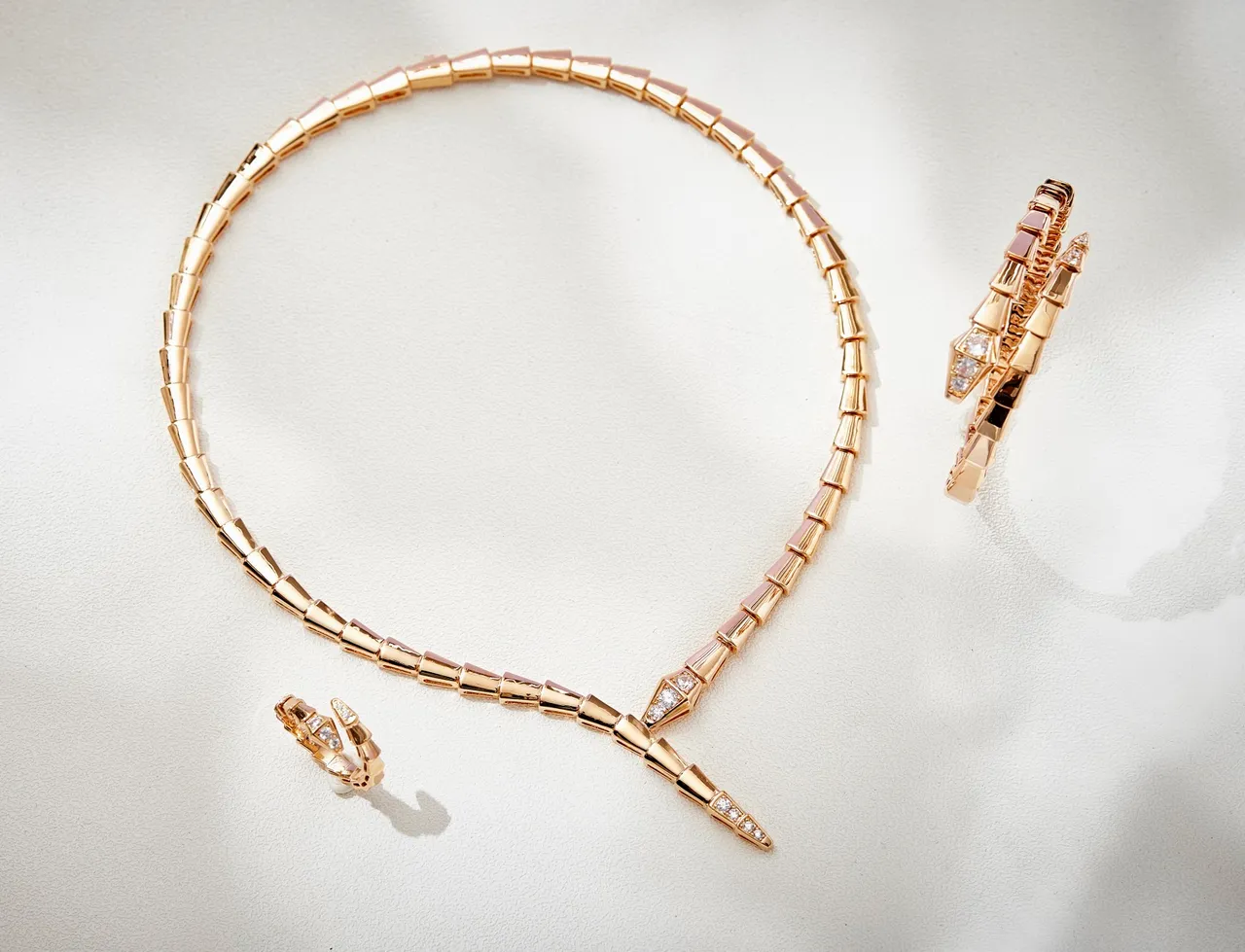 Bvlgari Serpenti Tubogas सोने और डायमंड नेकलेस 4