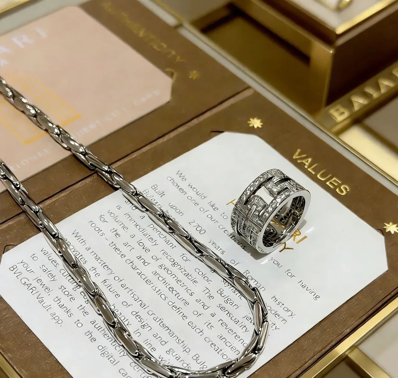 Bvlgari 银白 interlocking link chain 集成 Pavé-Set Ring Pendant 项链 2