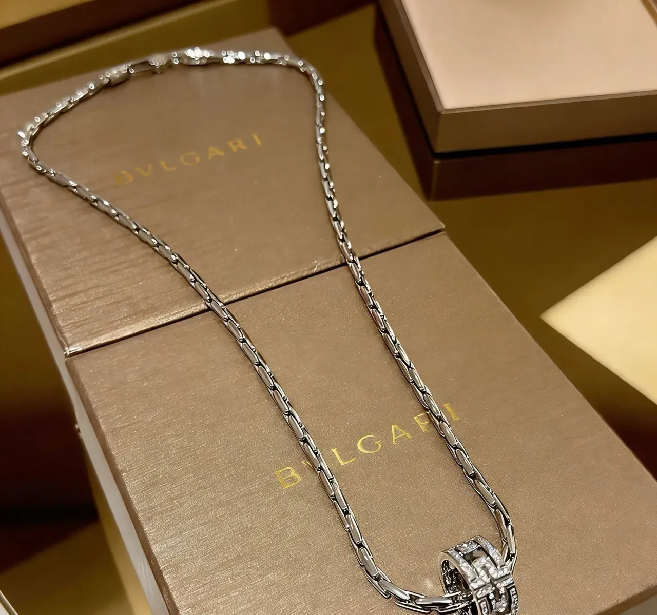 Bvlgari 银白 interlocking link chain 集成 Pavé-Set Ring Pendant 项链 5