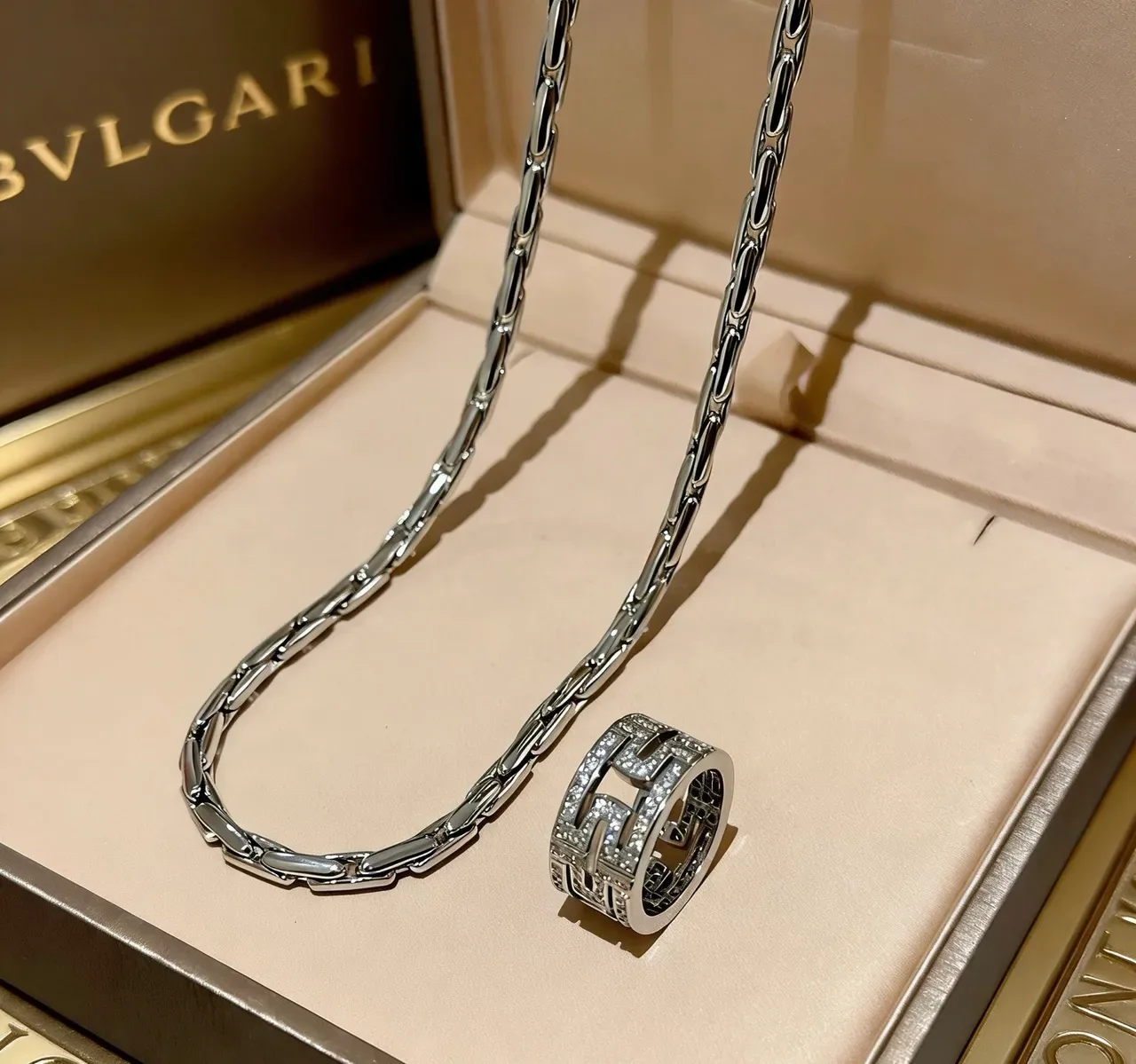 Bvlgari 银白 interlocking link chain 集成 Pavé-Set Ring Pendant 项链 6