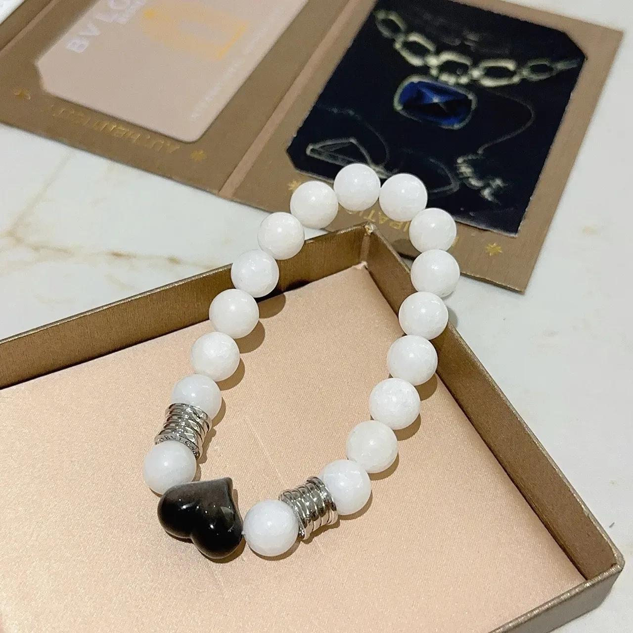 Bvlgari सफेद काला फेसेट स्टोन बीज हार्ट सेंटरपिस ब्रेसलेट 2