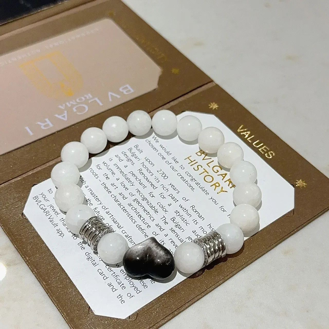 Bvlgari सफेद काला फेसेट स्टोन बीज हार्ट सेंटरपिस ब्रेसलेट 5