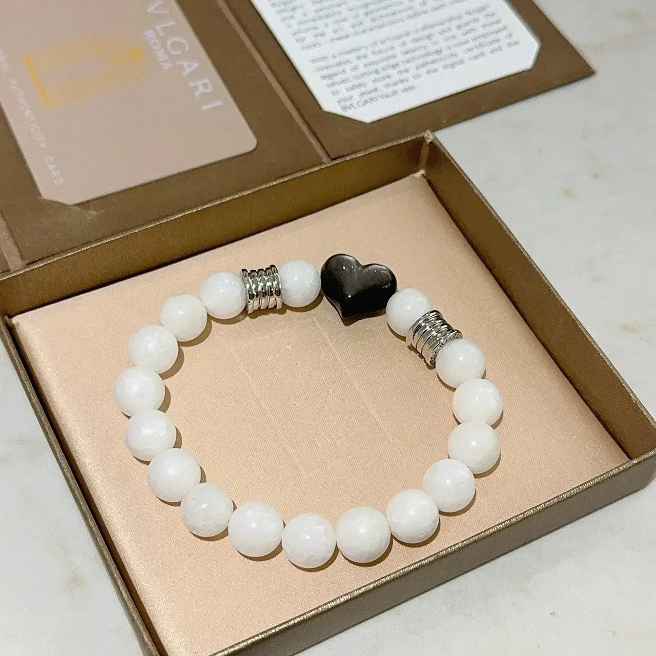 Bvlgari सफेद काला फेसेट स्टोन बीज हार्ट सेंटरपिस ब्रेसलेट 8