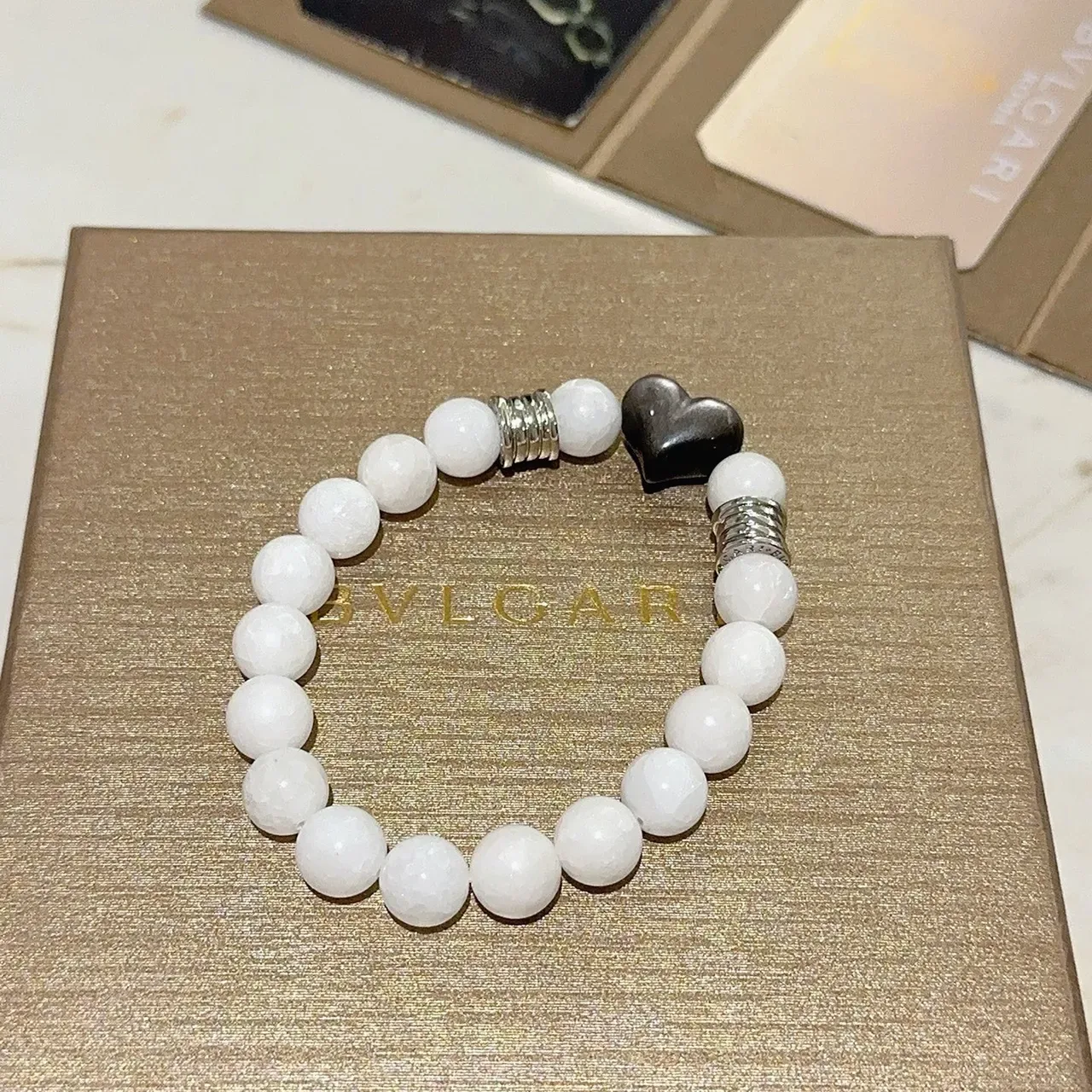 Bvlgari सफेद काला फेसेट स्टोन बीज हार्ट सेंटरपिस ब्रेसलेट 9