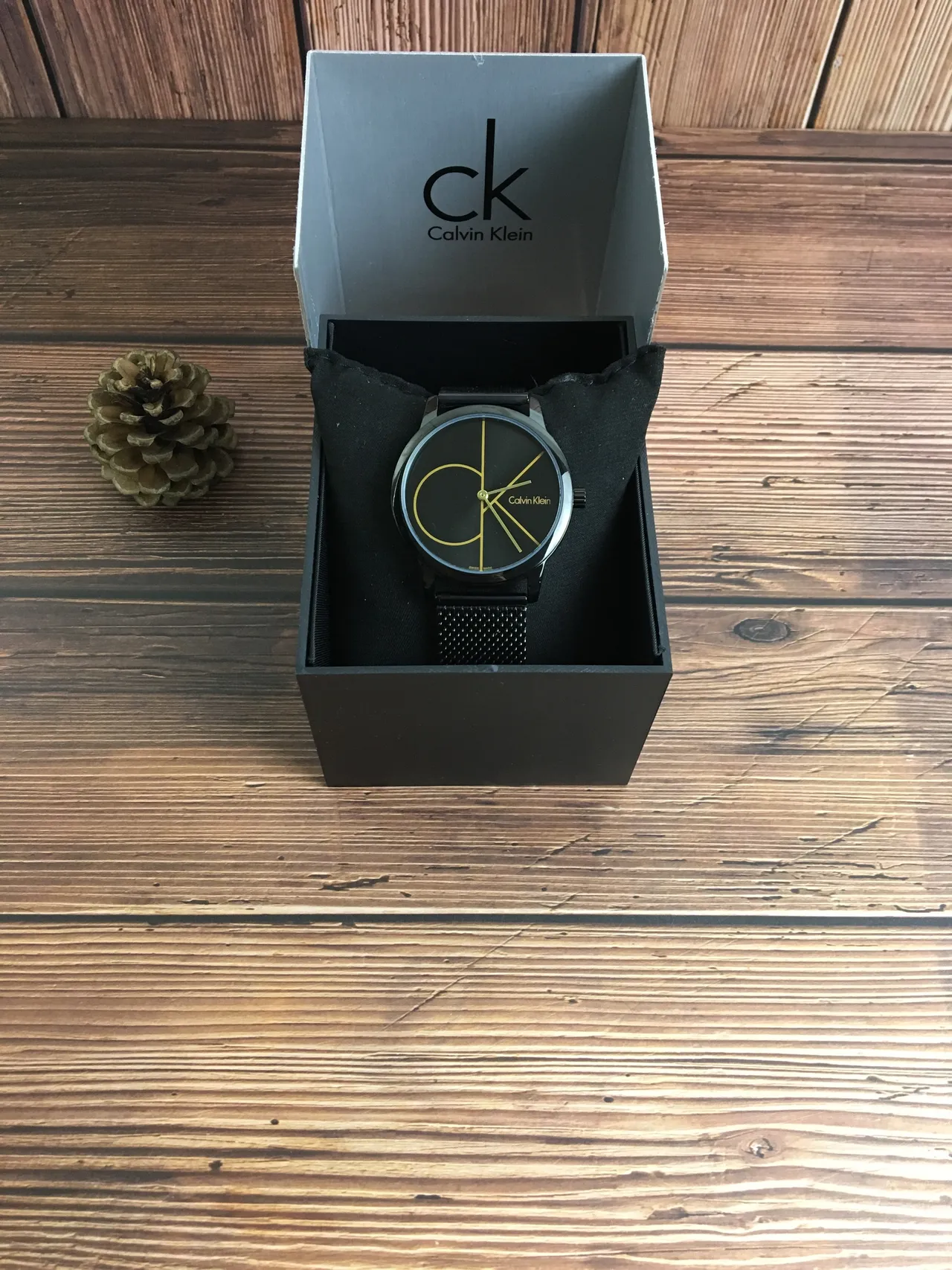 Calvin Klein Minimaliste Cadran Noir Logo Doré Montre Quartz 2