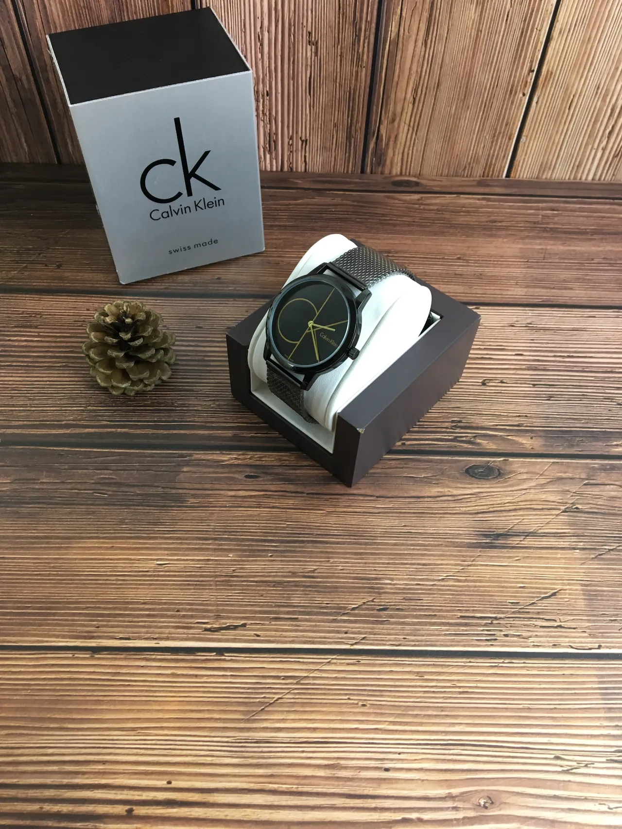 Calvin Klein Minimaliste Cadran Noir Logo Doré Montre Quartz 6
