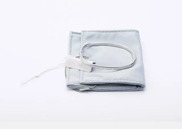 Calvin Klein 简约雕刻银色细手镯 6