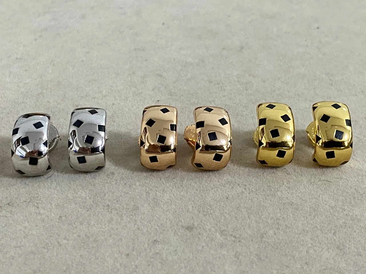 Aretes Cartier tono dorado y negro geométrico asimétrico 2
