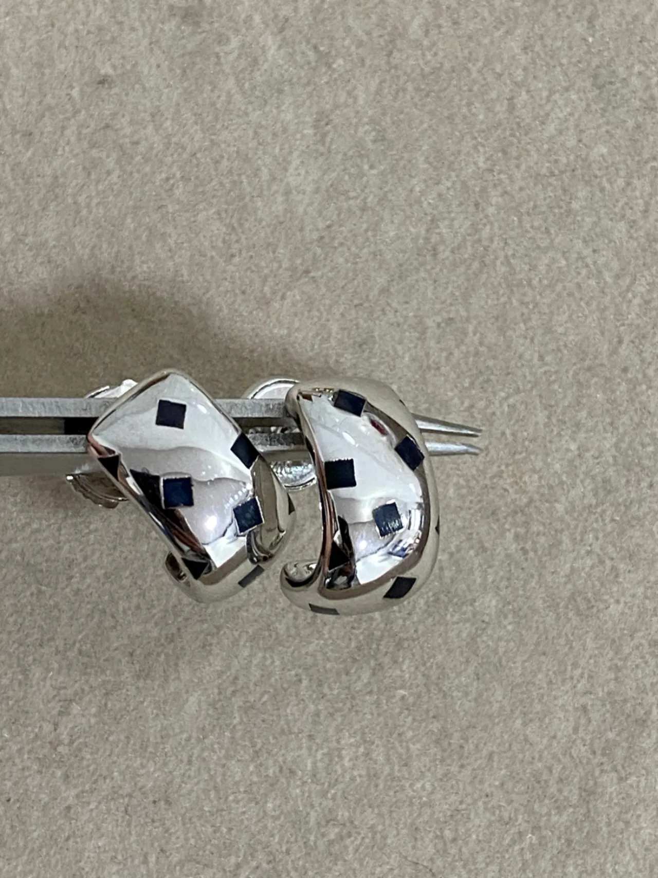 Aretes Cartier tono dorado y negro geométrico asimétrico 3
