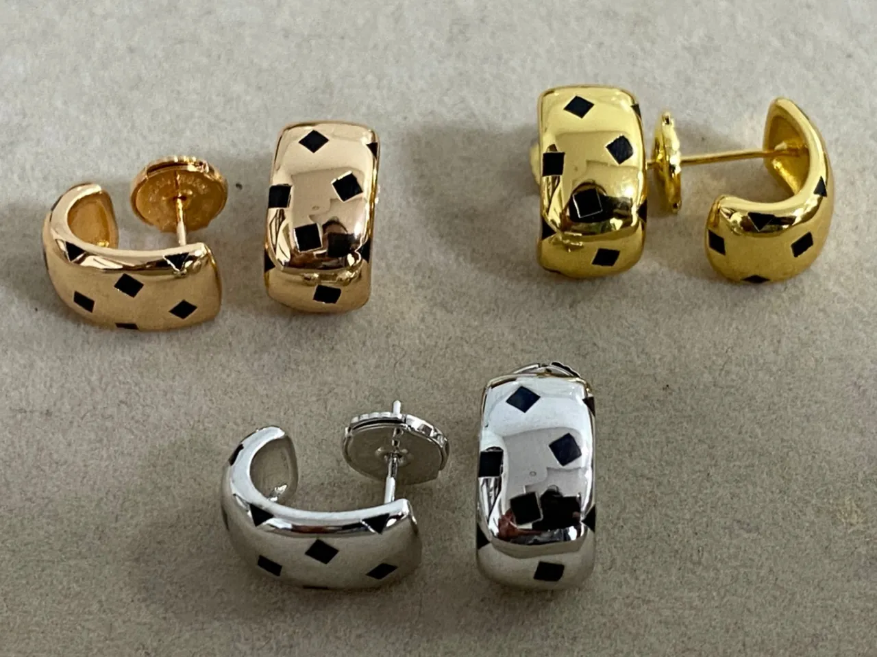 Aretes Cartier tono dorado y negro geométrico asimétrico 4