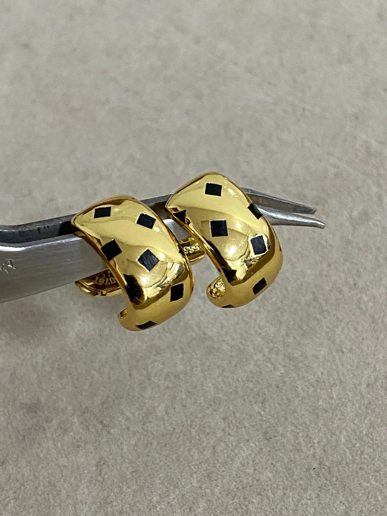 Aretes Cartier tono dorado y negro geométrico asimétrico 5