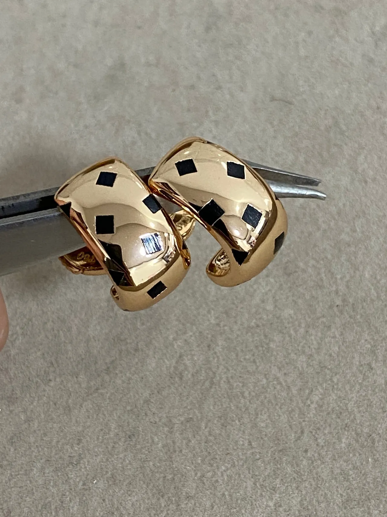 Aretes Cartier tono dorado y negro geométrico asimétrico 6