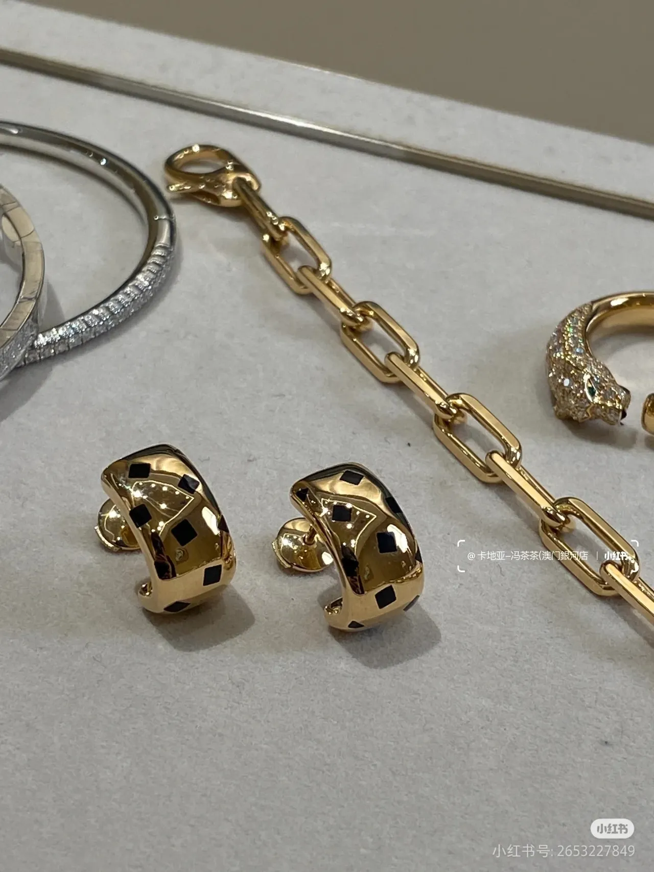 Aretes Cartier tono dorado y negro geométrico asimétrico 8