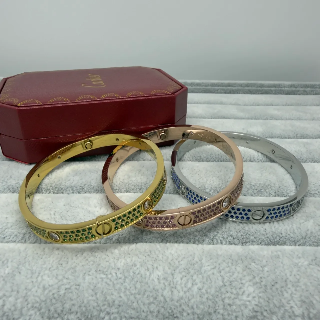 কার্তিয়ে লাভ ব্রেসলেট হলুদ সোনা সবুজ স্যাফায়ার ও হীরা 5