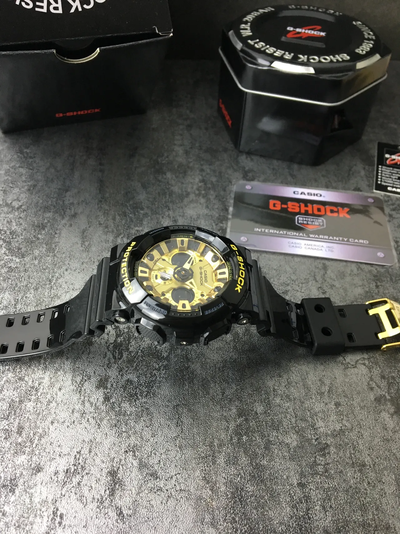 Casio G-Shock GA-100 काली और सुनहरी खेल की घड़ी 3
