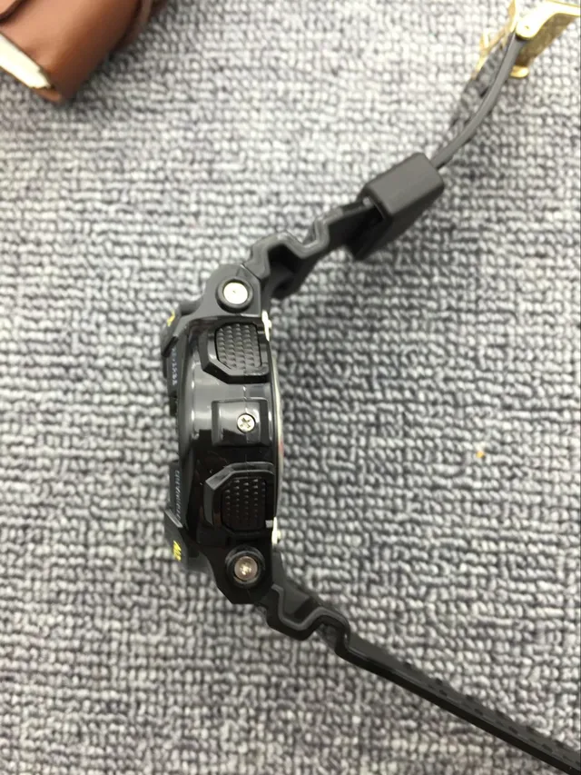 Casio G-Shock GA-100 काली और सुनहरी खेल की घड़ी 9