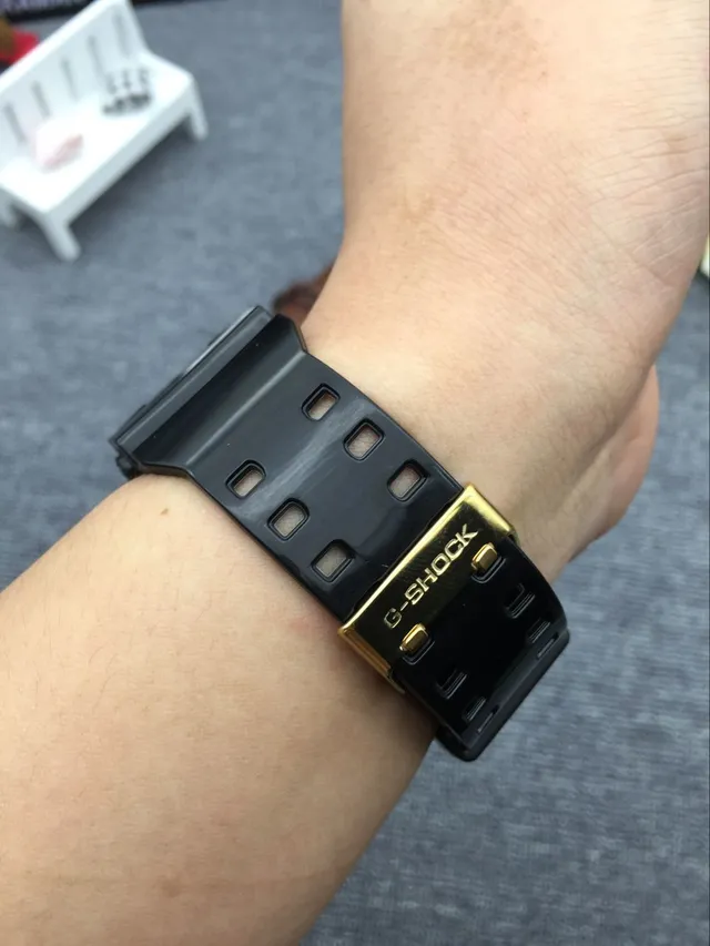 Casio G-Shock GA-100 काली और सुनहरी खेल की घड़ी 11