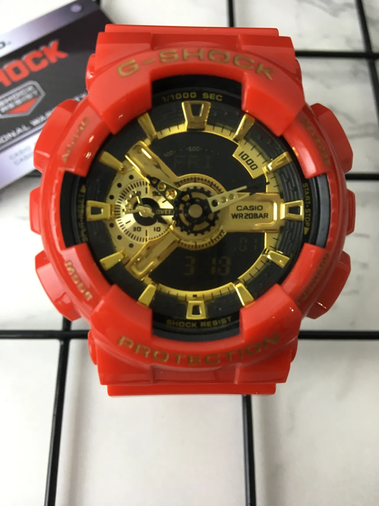 Casio Relógio Bold Angular com Case de Resina e Dial Preto Vermelho Dourado 3