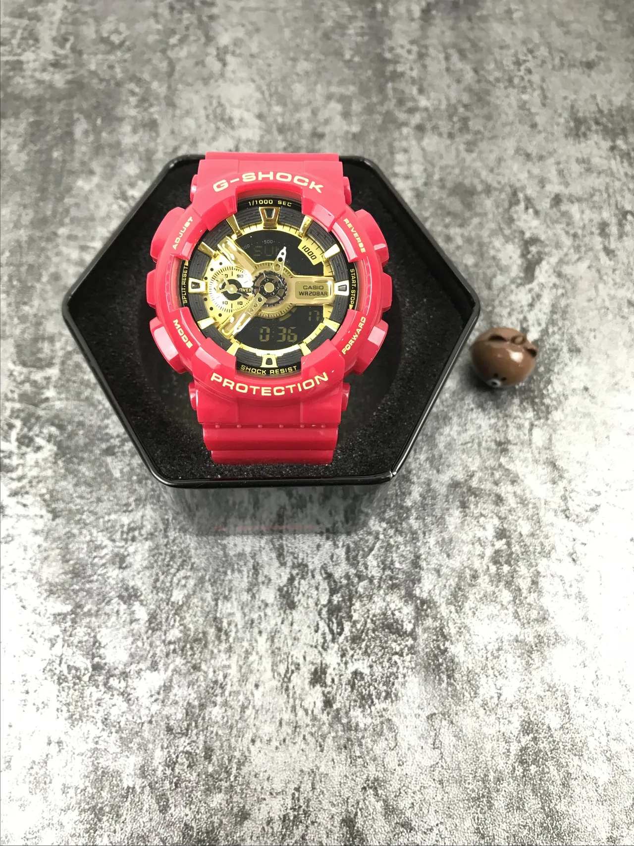Casio Relógio Bold Angular com Case de Resina e Dial Preto Vermelho Dourado 10