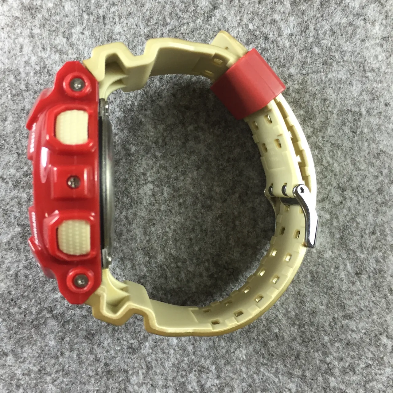 Casio Rouge Or épais résine boîtier accents matériel montre 11
