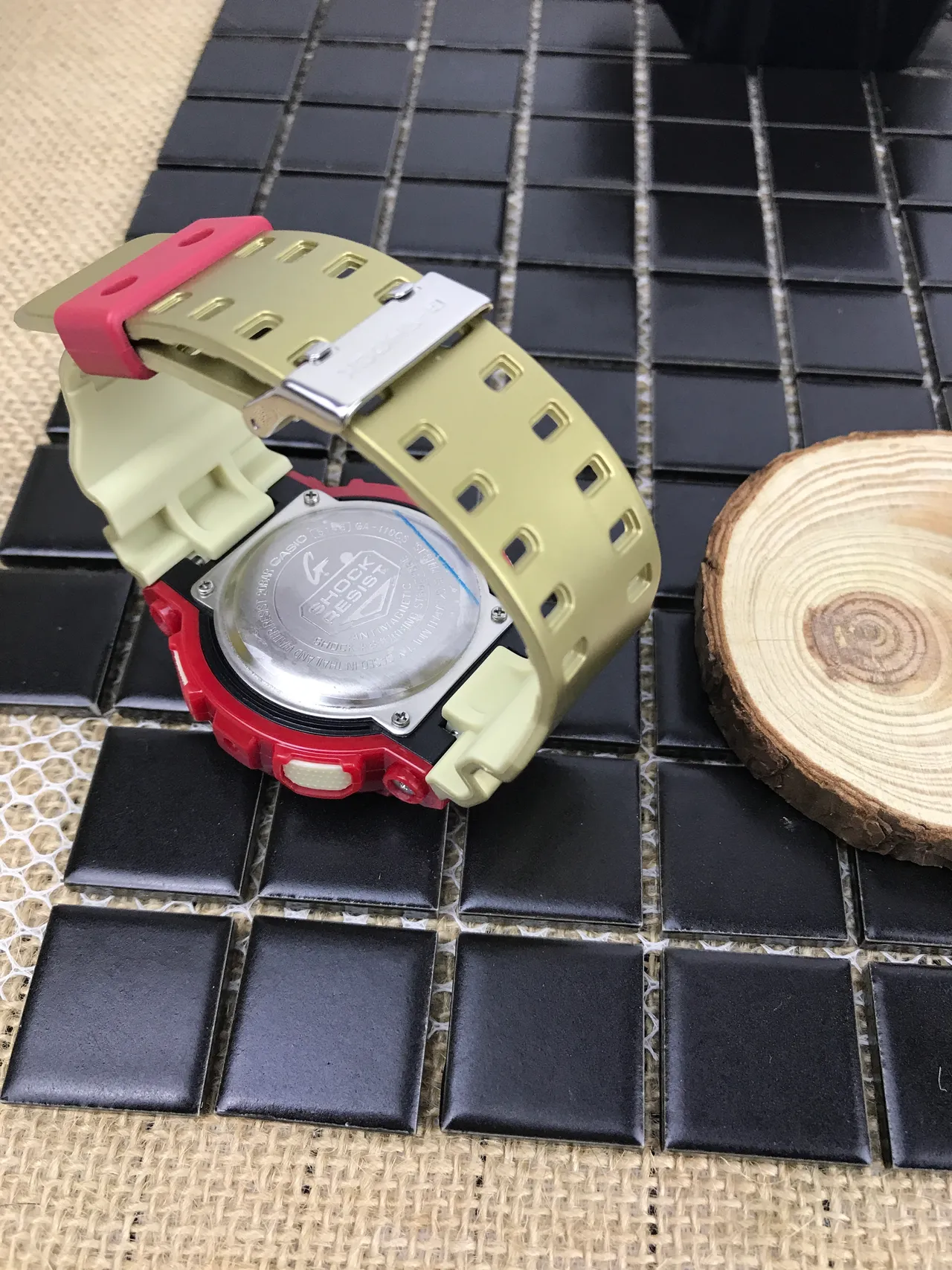 Casio Rouge Or épais résine boîtier accents matériel montre 15
