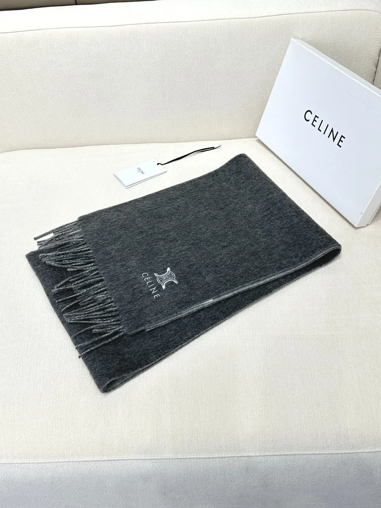 Céline Triomphe এমব্রয়ডার্ড গ্রে ক্যাশমিয়ার স্কার্ফ 6