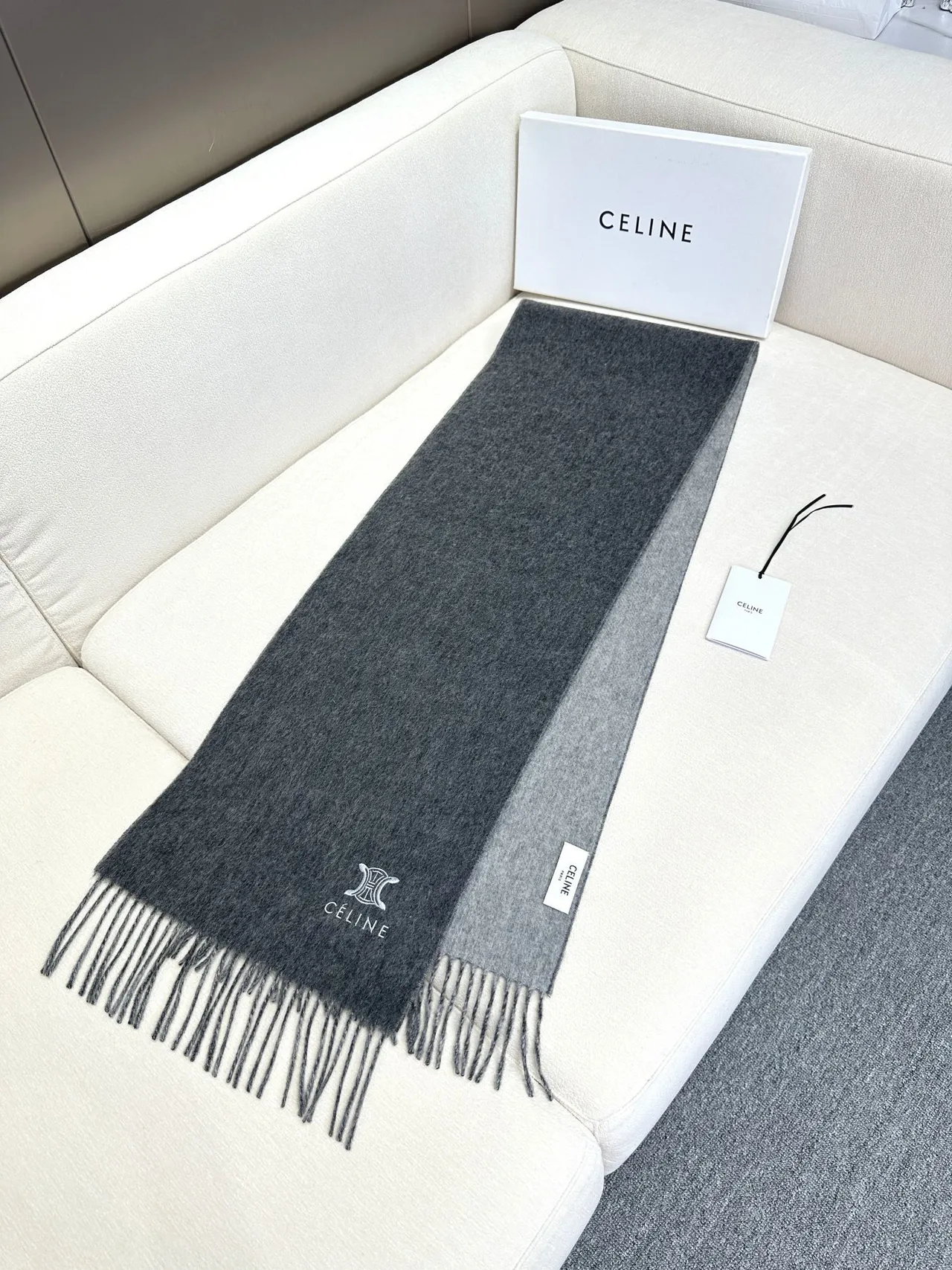 Céline Triomphe এমব্রয়ডার্ড গ্রে ক্যাশমিয়ার স্কার্ফ 7