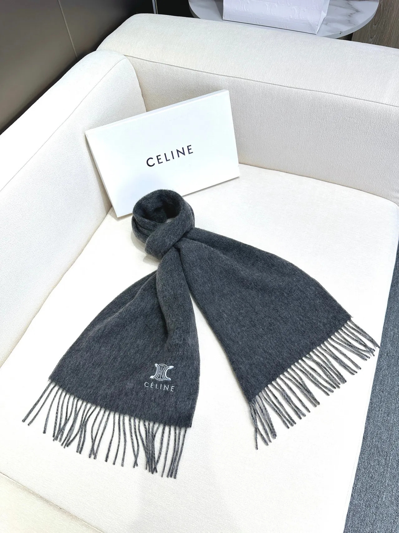 Céline Triomphe এমব্রয়ডার্ড গ্রে ক্যাশমিয়ার স্কার্ফ 8